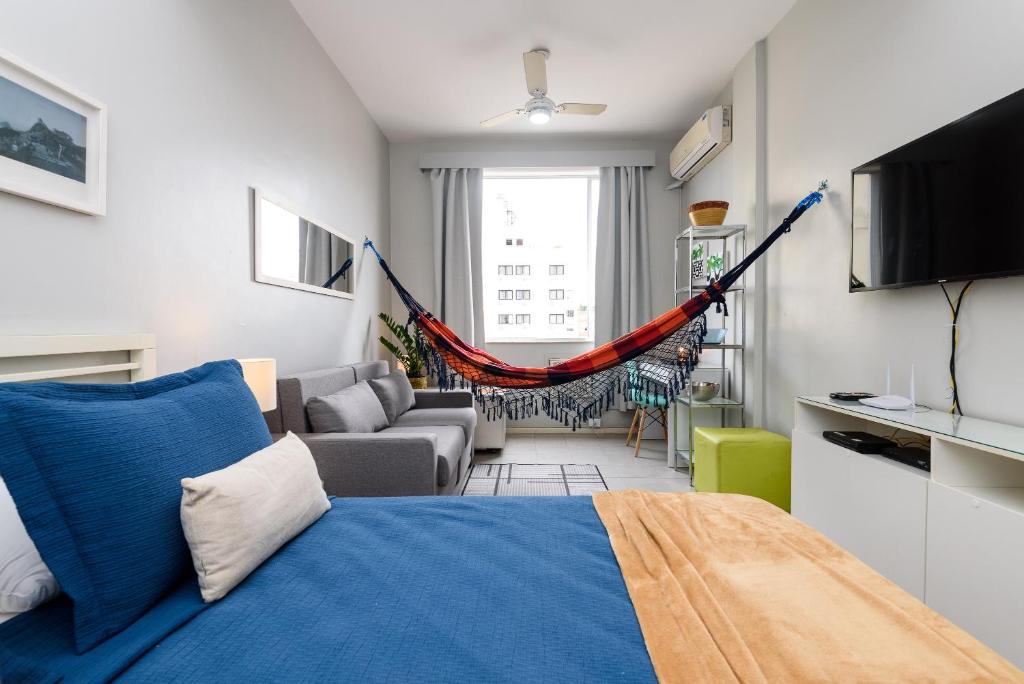 a room with a bed and a hammock in it at Apartamento silencioso em Copacabana | SL 363/1004 in Rio de Janeiro