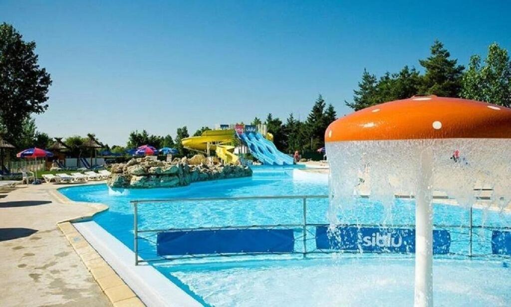Bazén v ubytování Camping 4* 3 CH 2 SDB- Lave linge- Lave vaisselle nebo v jeho okolí