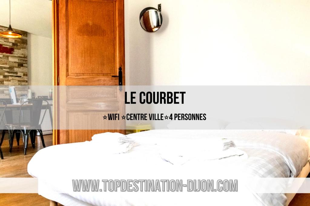 ディジョンにあるLe Courbet Topdestination-dijon - Centre ville - Classé 3 étoilesのキッチン付きの客室内の白いベッド2台