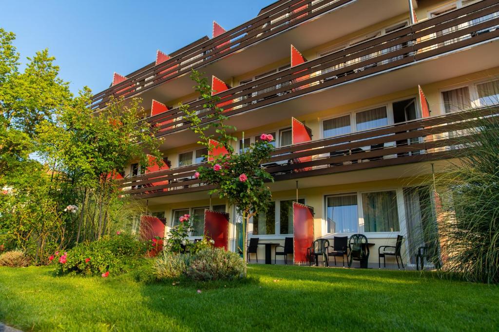 an outside view of a building with a table and chairs at Hotel Bad Dürkheim in Bad Dürkheim