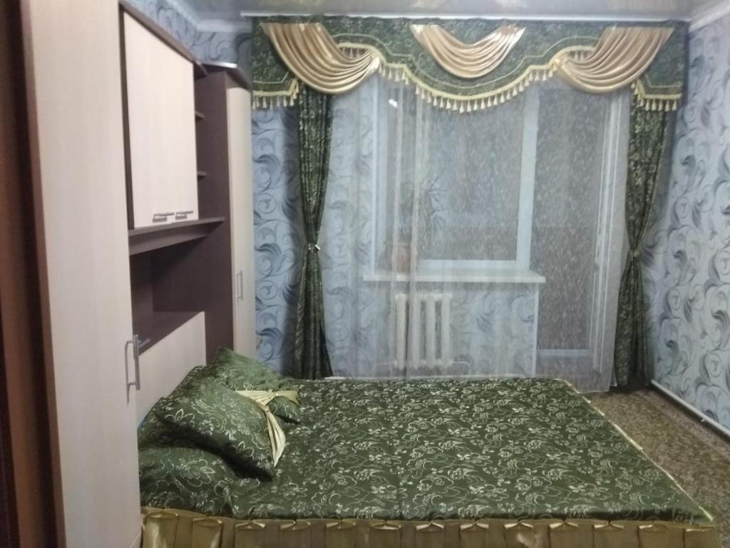 Säng eller sängar i ett rum på Уютная 2 комнатная квартира.