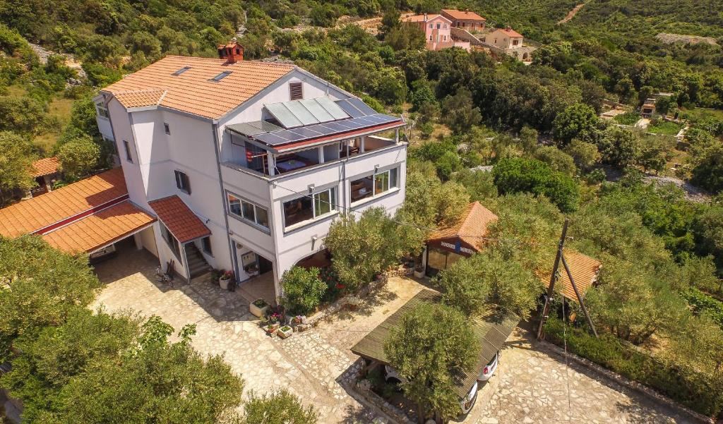 eine Luftansicht eines Hauses auf einem Hügel in der Unterkunft Villa Goga in Martinšćica