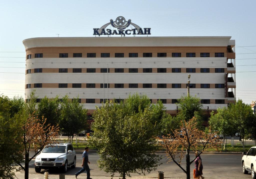 um edifício com uma placa no topo em Kazakhstan Hotel em Atyrau