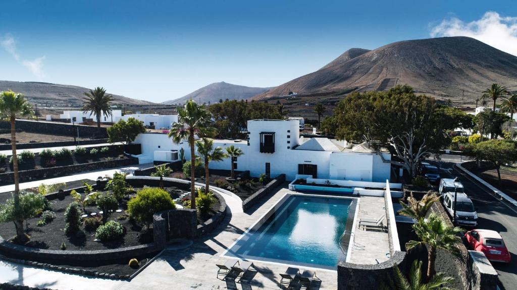 a resort with a pool and a mountain in the background at Finca Curbelo in Uga