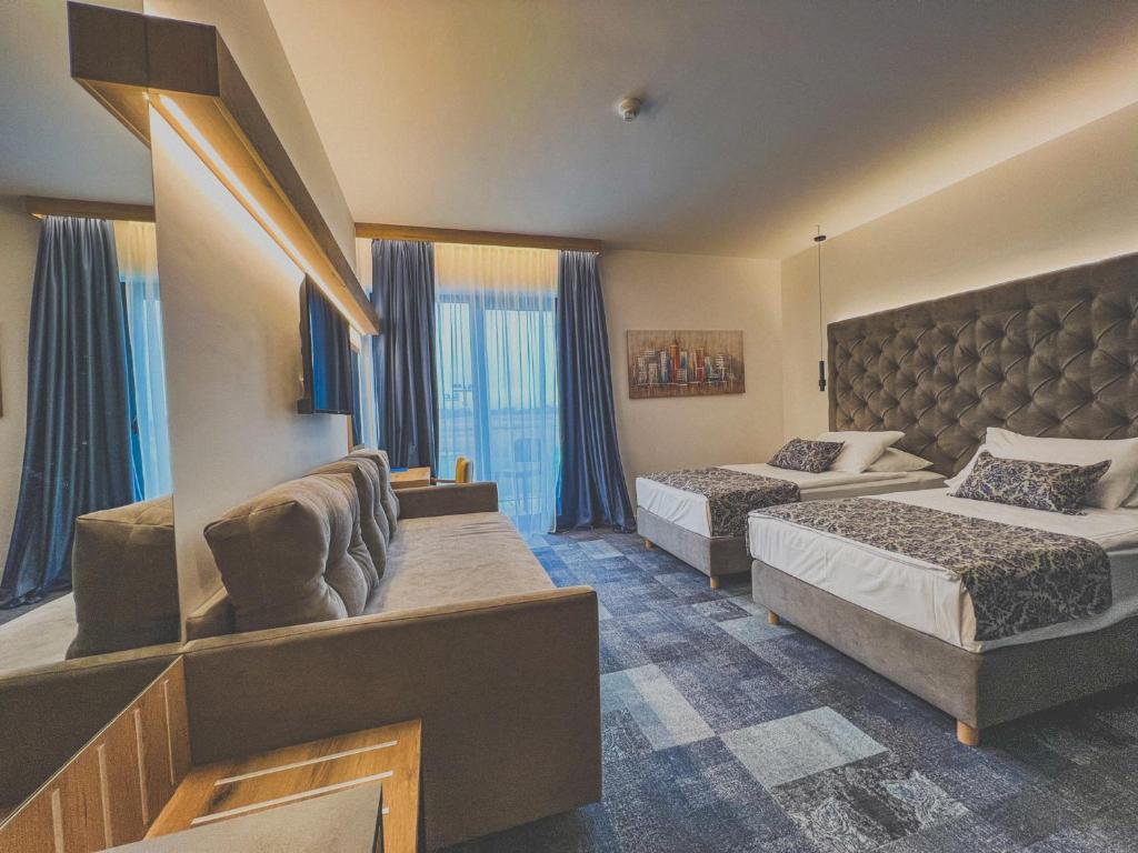 ein Hotelzimmer mit 2 Betten und einem großen Fenster in der Unterkunft Hotel Panorama in Prelog