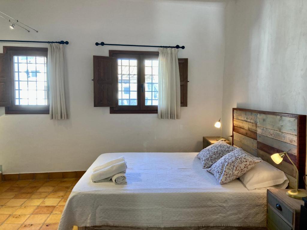 1 dormitorio con 1 cama grande y 2 ventanas en Origens II - Ideal para parejas, en Perelló