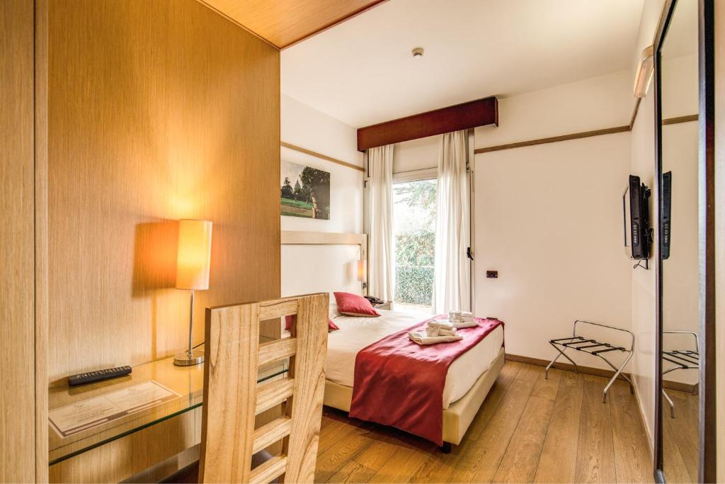 Postel nebo postele na pokoji v ubytování Ginevra Palace Hotel