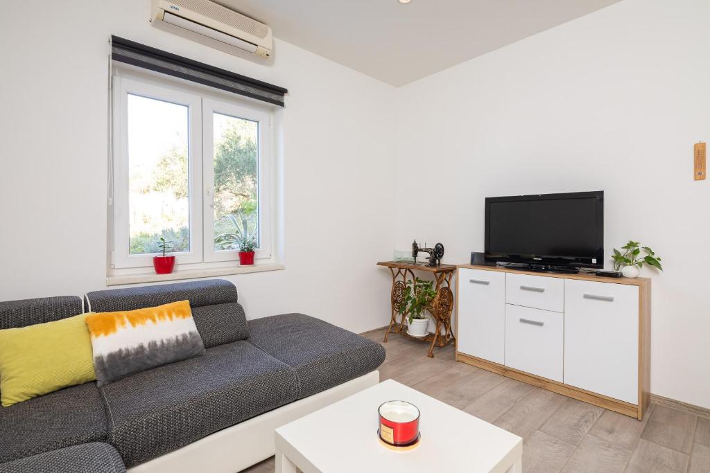 Televízia a/alebo spoločenská miestnosť v ubytovaní Seaside Apartment Tafra