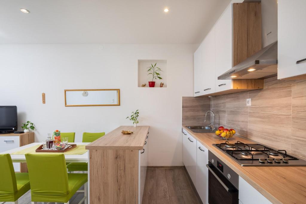 Kuchyňa alebo kuchynka v ubytovaní Seaside Apartment Tafra