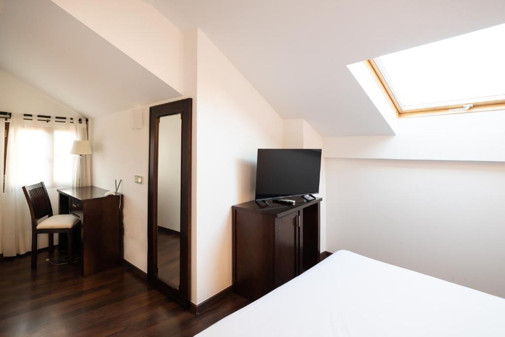 Televízia a/alebo spoločenská miestnosť v ubytovaní Hotel Rincón del Conde
