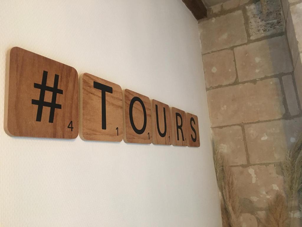 a sign that reads four fours hanging on a wall at Vieux Tours, Charmant T2 40m2, 4 pers, lumineux in Tours