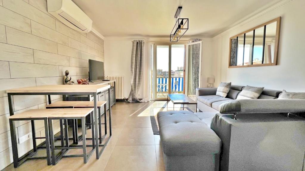 un salon avec un canapé et une table dans l'établissement L'Avenir du Ray, à Nice