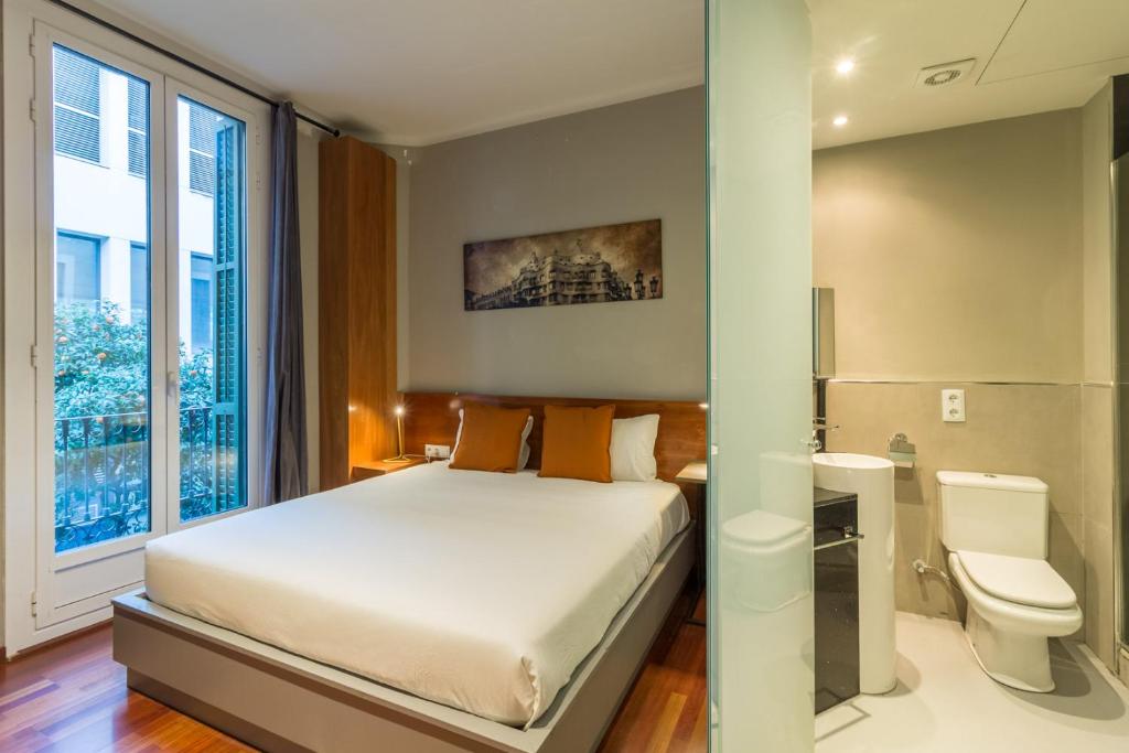 una camera con letto, servizi igienici e finestra di Key Paseo de Gracia Gaudí y Miró a Barcellona
