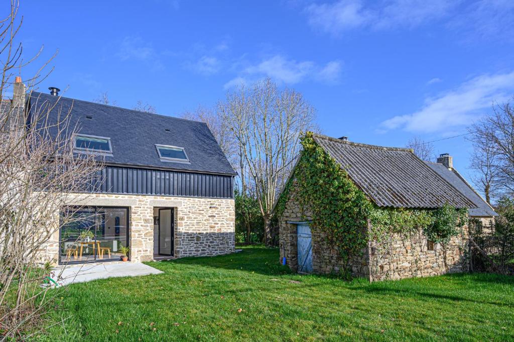 une maison en pierre avec du lierre sur son côté dans l'établissement LA LANDE TREVRAS - Petite Maison de charme, à Baden