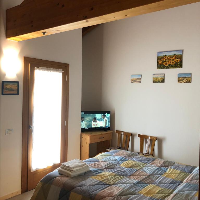 Postel nebo postele na pokoji v ubytování Agriturismo il Podere Vedelago con San Bernardo, Alpaca e una Pentola di cose da scoprire