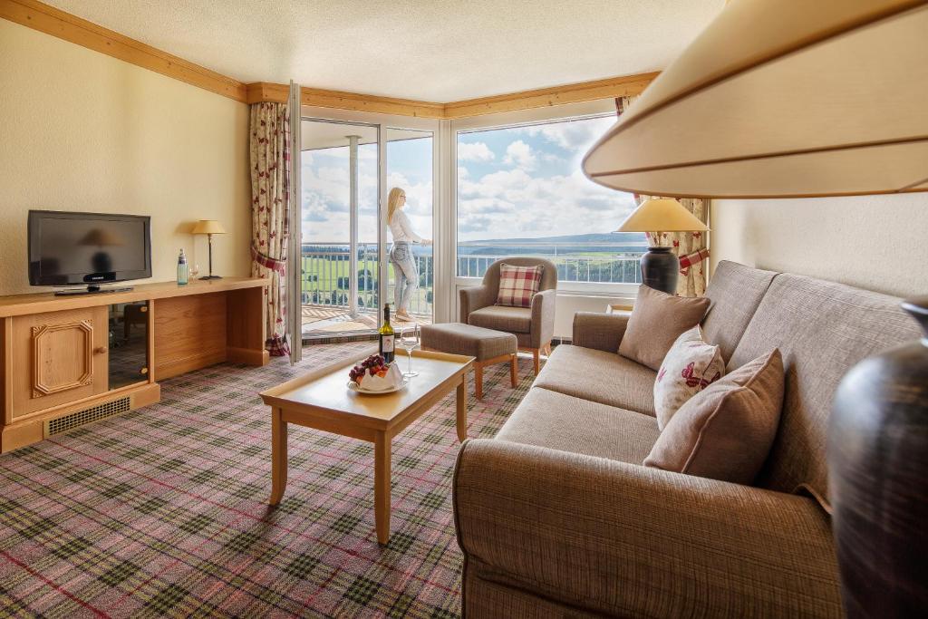 Ein Sitzbereich in der Unterkunft Hotel Saigerhöh Wellness Spa Golf Wandern über dem Titisee