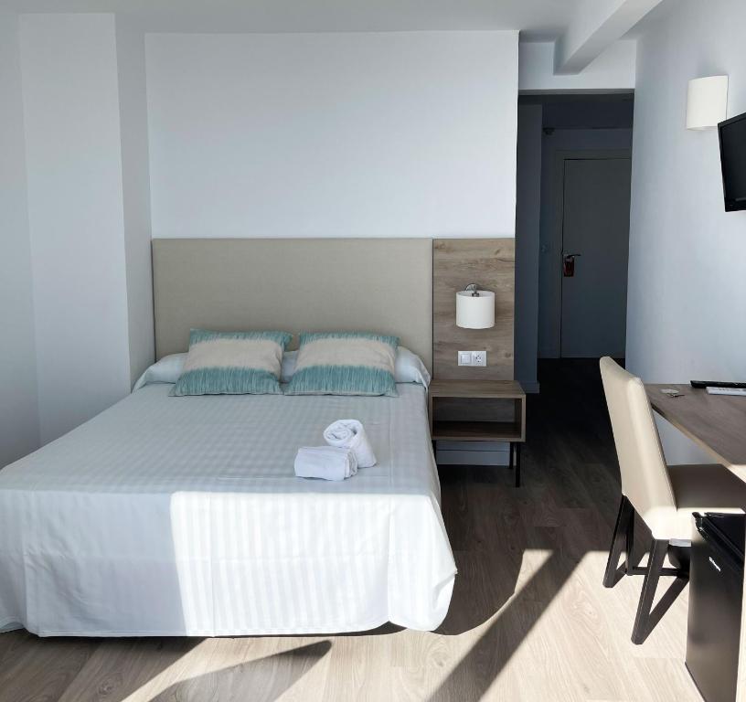 A bed or beds in a room at Hotel Flats Friends Mar Blau