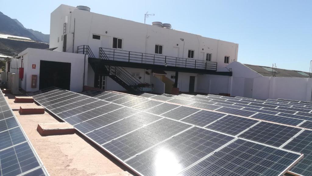 un gruppo di pannelli solari sul tetto di un edificio di Apartamento La Aldea Pueblo Gran Canaria 2B a San Nicolás