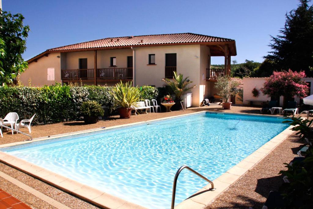 Bazén v ubytování Chez Terrassier - Logis Hôtels - Hotel et Restaurant nebo v jeho okolí