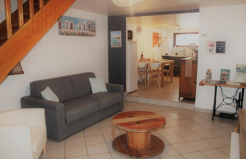 uma sala de estar com um sofá e uma mesa em La Belle Etap', gîte classé 3 étoiles em Étaples