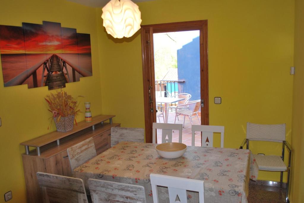 a dining room with a table and chairs and a window at Apartamento Rural Lago Enol in Cangas de Onís