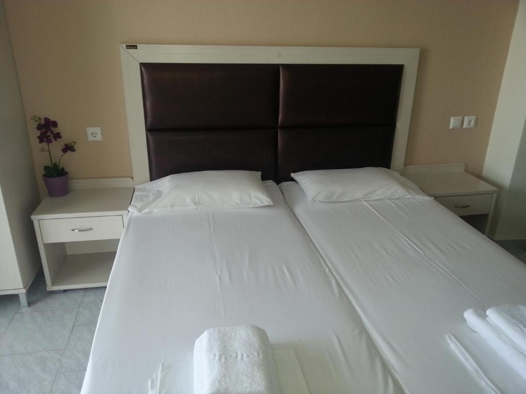 Postel nebo postele na pokoji v ubytování Alexandros Hotel