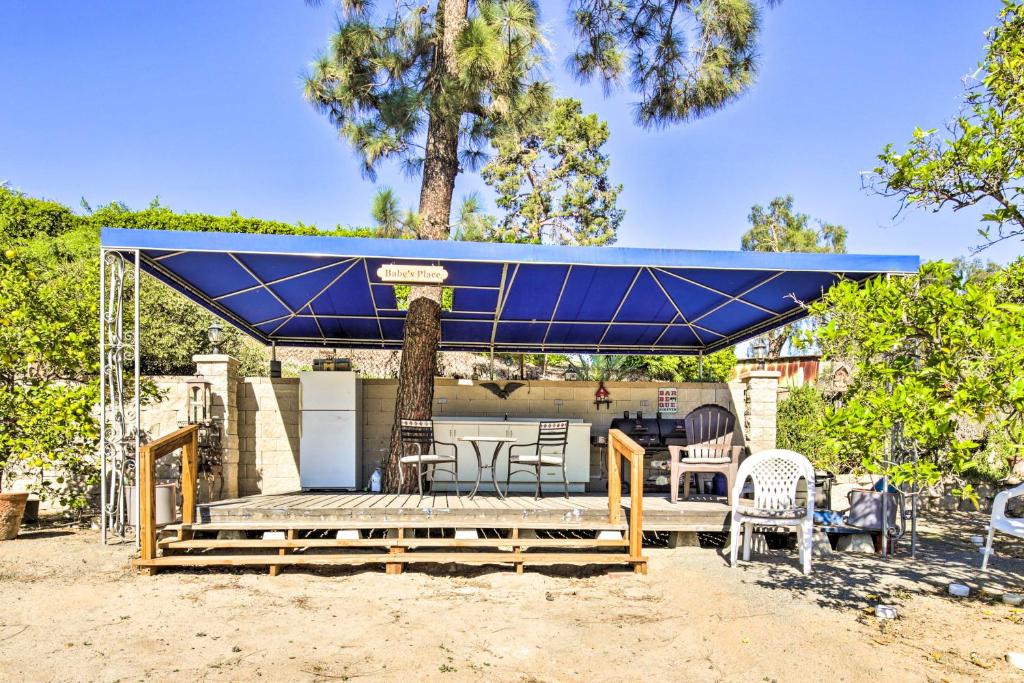 einen Pavillon mit blauem Dach und Stühlen in der Unterkunft Sunny Bonita Studio about 5 Mi to Historic Dtwn! in Bonita