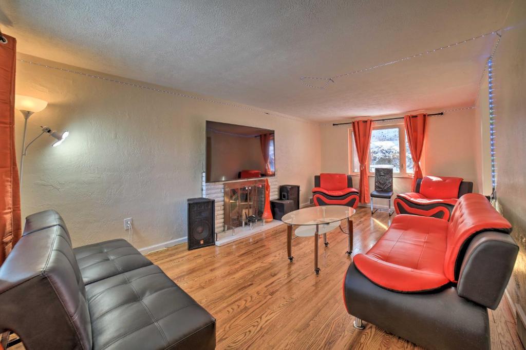 Χώρος καθιστικού στο Cute Home with Patio about 7 Mi to Dtwn Pittsburgh