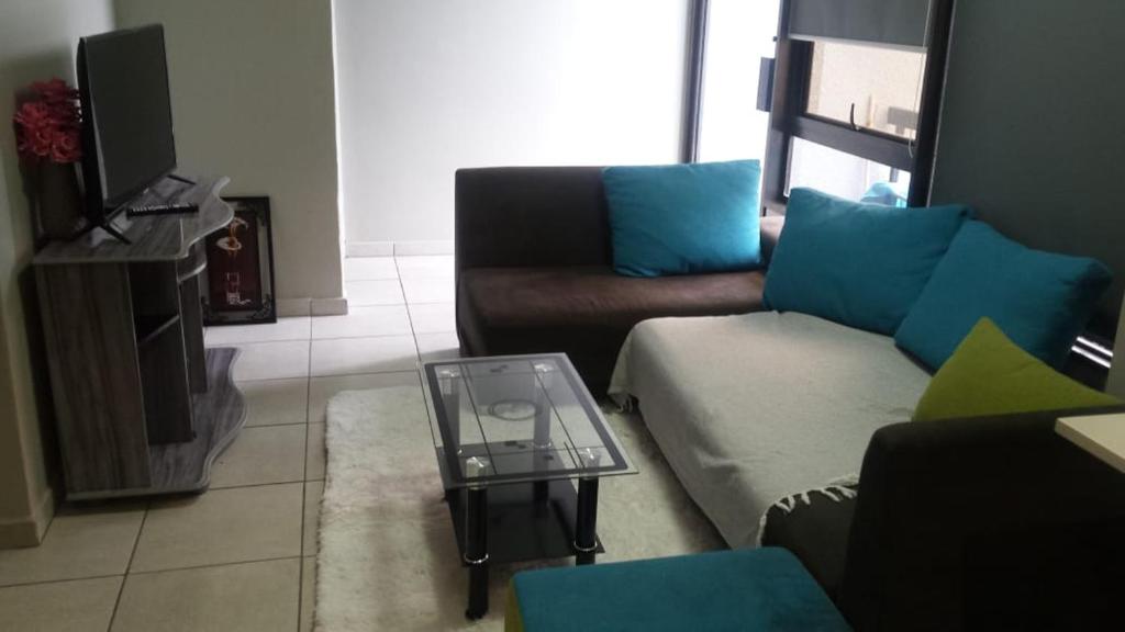Rosebank Central Accommodation By The Mall - Housity