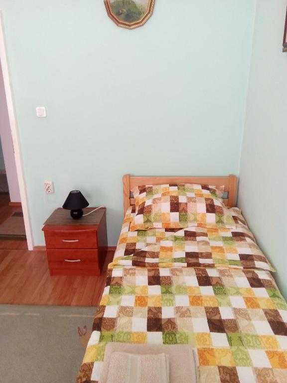 łóżko z kołdrą w sypialni w obiekcie Giardini room w Puli