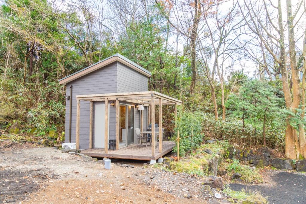 un pequeño cobertizo con terraza en el bosque en Izukogen tent resort - Vacation STAY 13377v, en Ito
