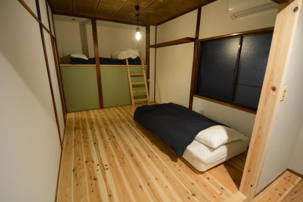 a small room with a bed and a window at Guesthouse giwa - Vacation STAY 14269v in Mishima