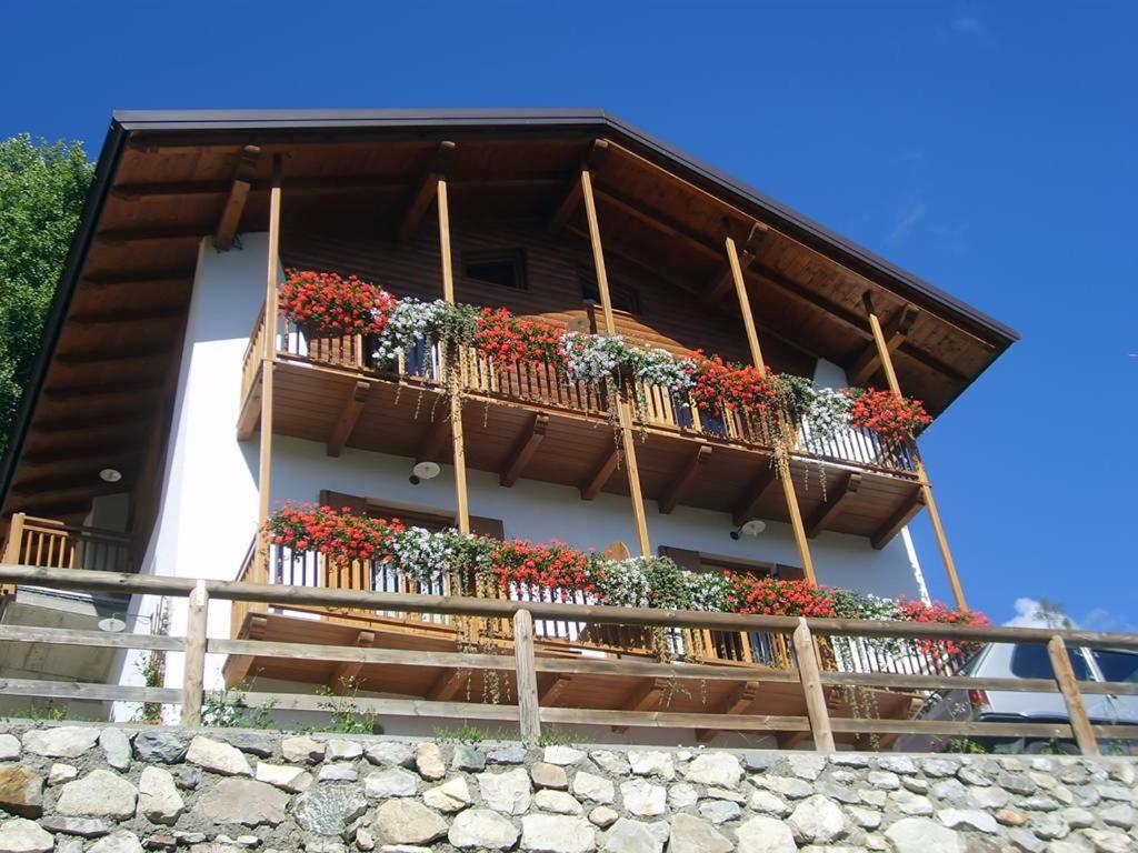 un edificio con macetas en un balcón en B&B Monte Tesobo, en Roncegno