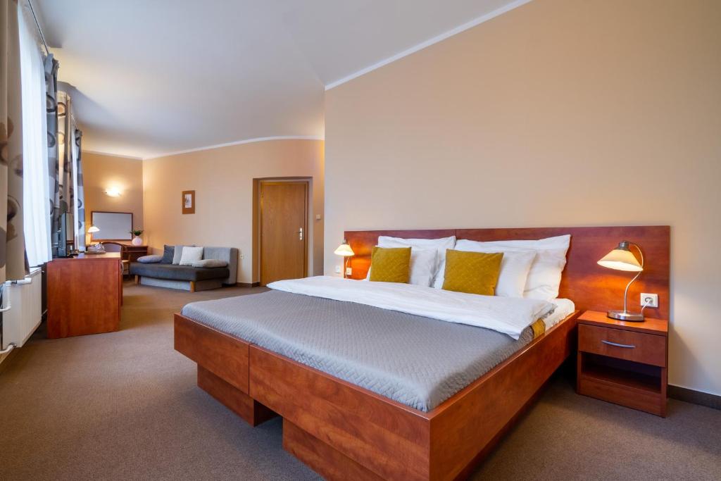 Postel nebo postele na pokoji v ubytování Hotel U Vlašského Dvora