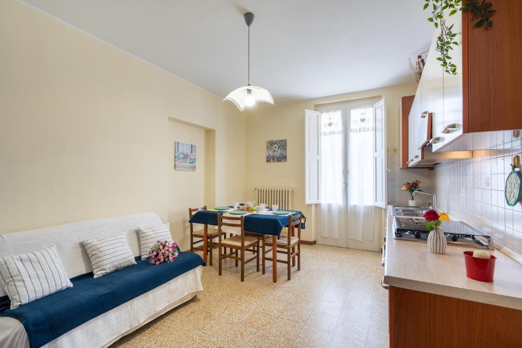 een woonkamer met een bank en een tafel bij Piazza Verdi SP Roseto Vacanza in Roseto degli Abruzzi