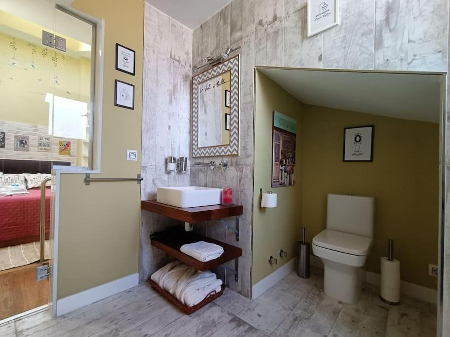 uma casa de banho com um lavatório e um WC em Duplex La Corrada VUT 2550 em Gijón