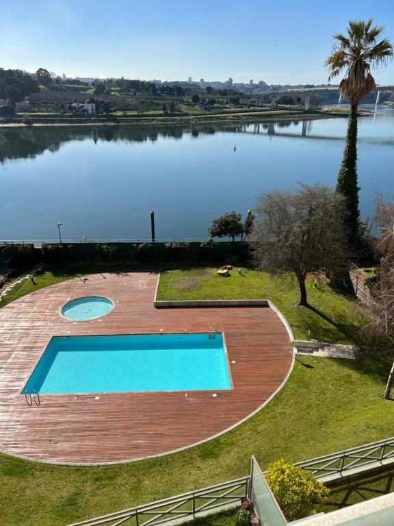 una piscina vacía junto a un lago en Rio Douro Apartment Deluxe - Porto en Oporto