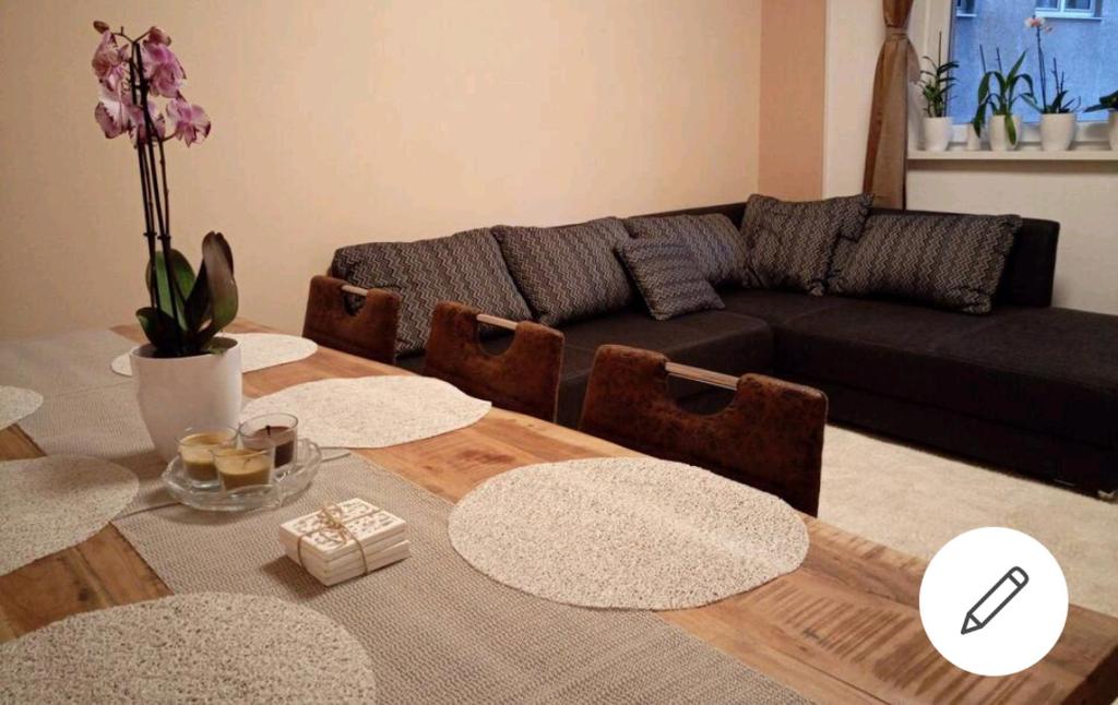 uma sala de estar com uma mesa e um sofá em Apartment of Közraktár em Budapeste