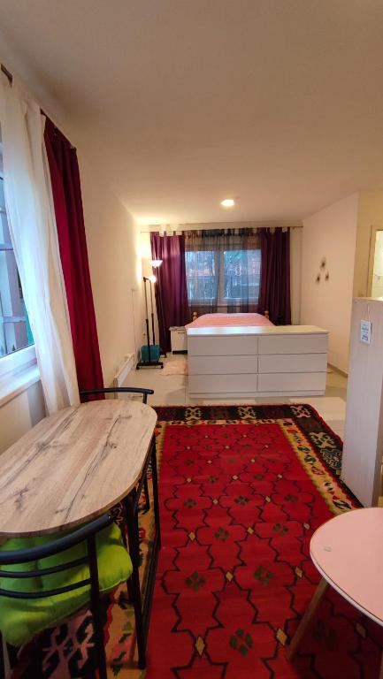 Green Gate Apartments - Deluxe Studio
