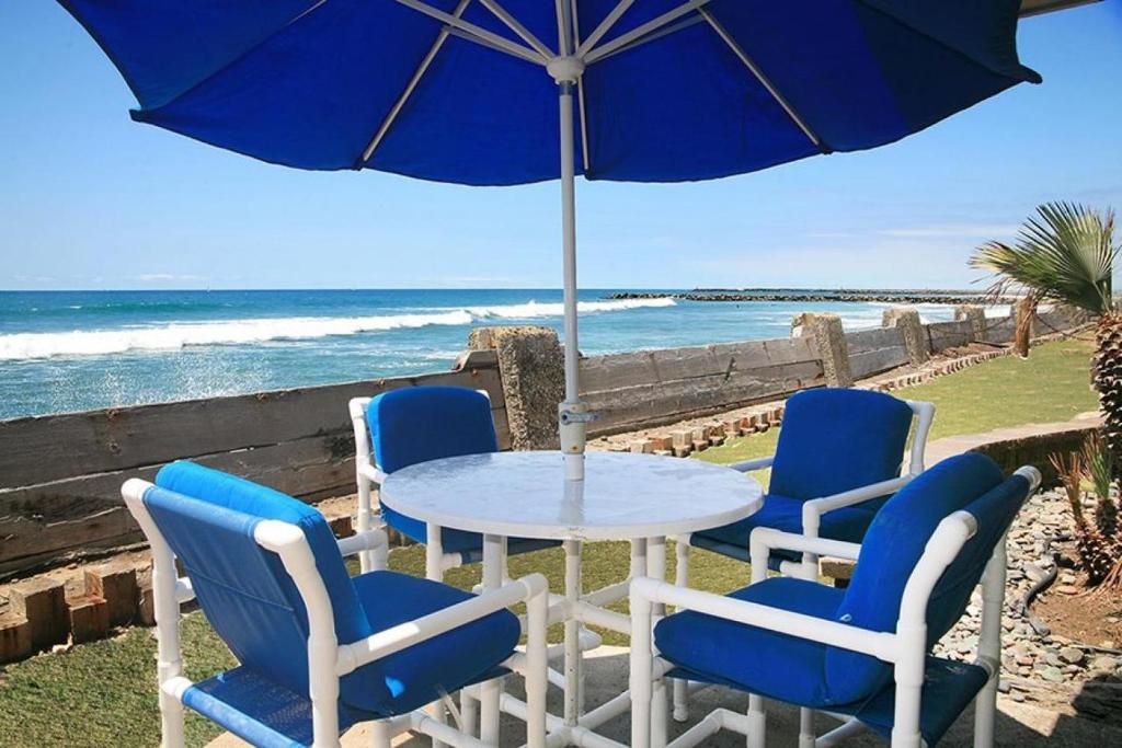オーシャンサイドにあるD19 -- Beachfront Blissのテーブルと椅子、パラソルと海