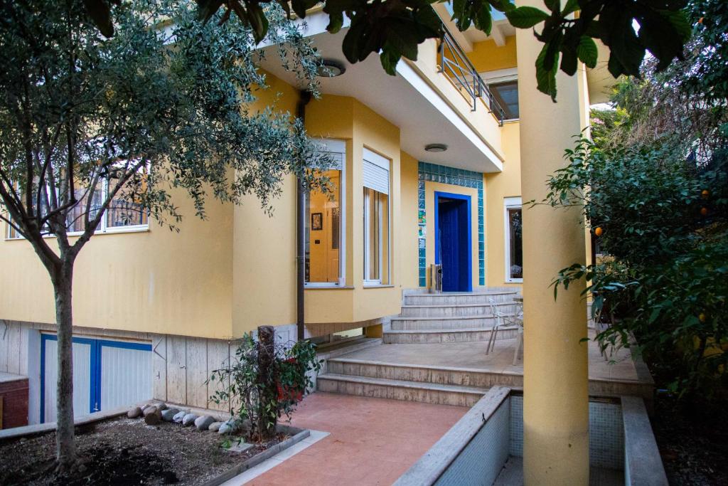 Blue Door Hostel - Image 5
