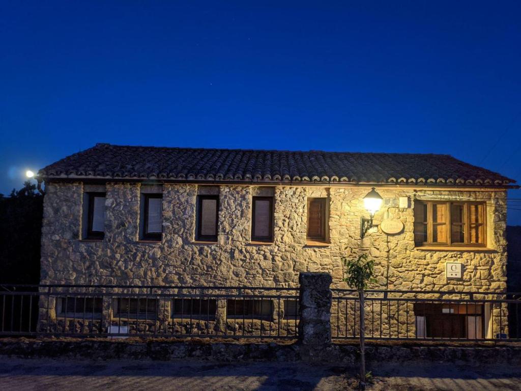 ein Steinhaus mit Straßenbeleuchtung davor in der Unterkunft El Corrillo in Trevejo
