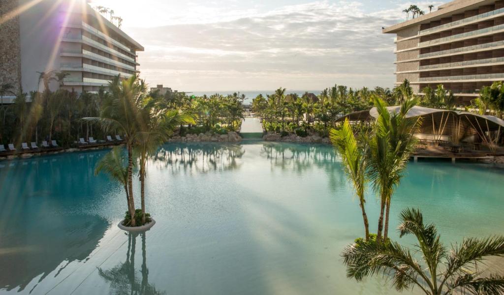 Бассейн в Secrets Moxché Playa del Carmen - Adults Only - All Inclusive или поблизости