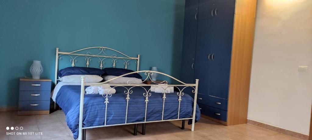 パレルモにあるCasa Samuの青い壁のベッドルーム1室