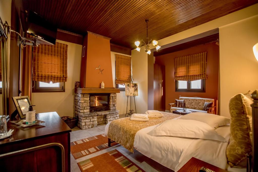 ネオコリにあるKynthia Guesthouseのベッドルーム(ベッド1台、暖炉付)