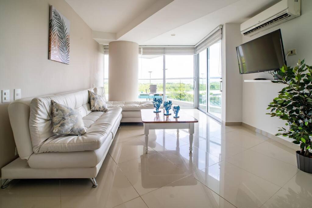 uma sala de estar com um sofá e uma mesa em 2H Morros Mar y Ciénaga Wifi y Piscina em Cartagena das Índias