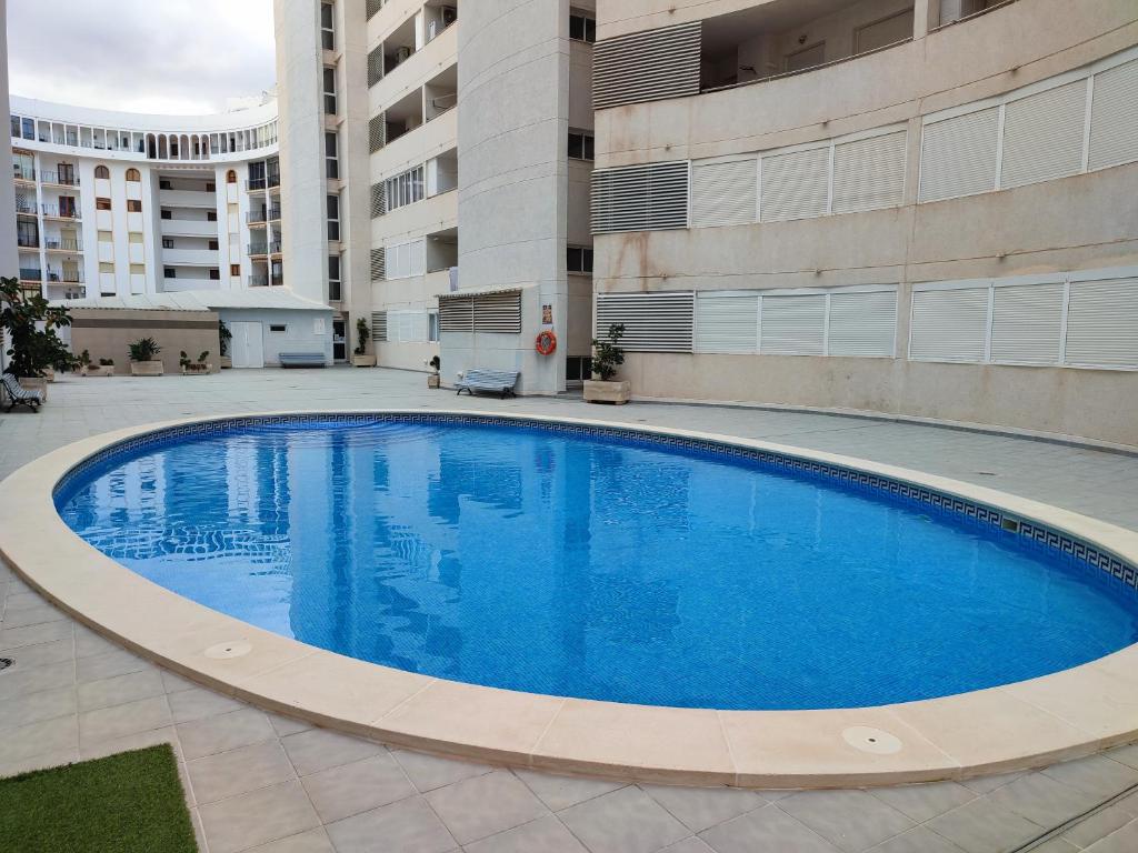 Bazén v ubytování Albamar Apartamento 6 personas con parking cerca de la playa nebo v jeho okolí