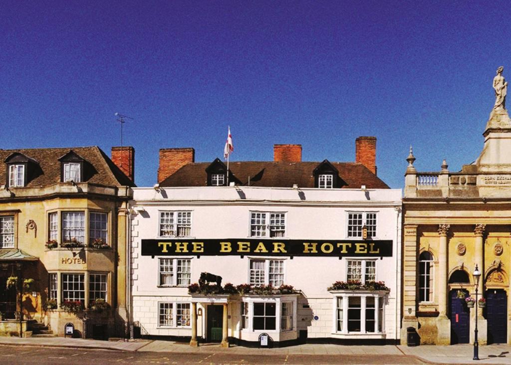 un edificio bianco con un cartello che legge l'hotel orso di The Bear Hotel a Devizes