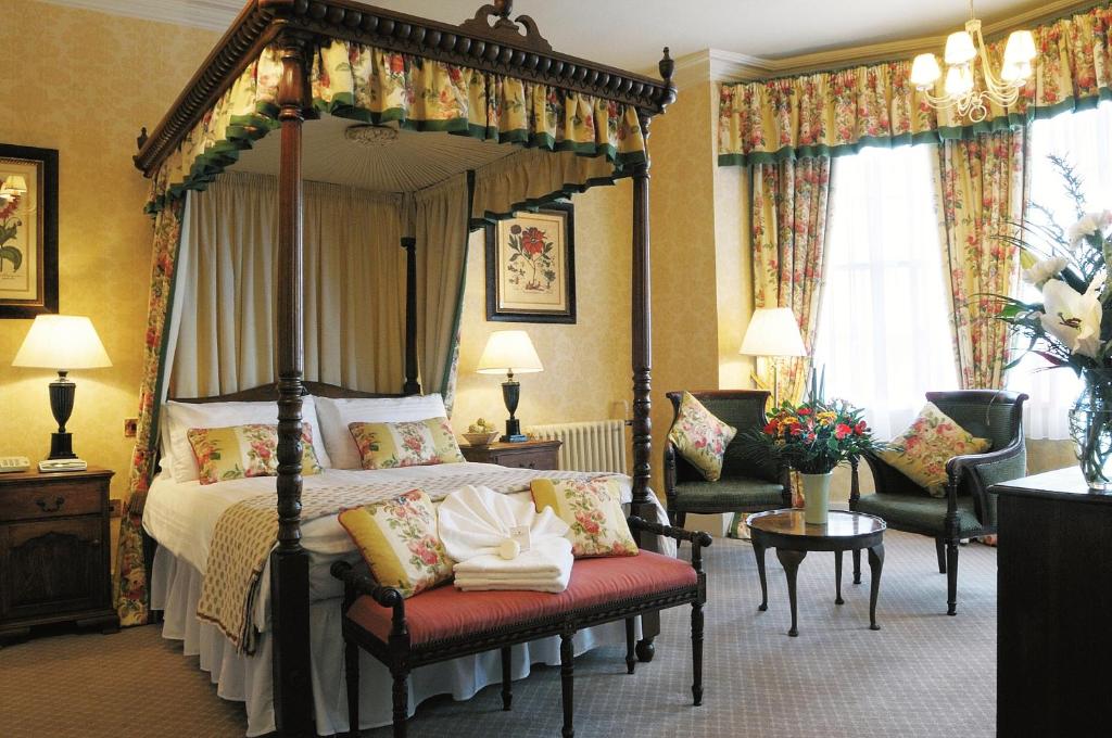 The Bear Hotel - Double Room With Four Poster Bed