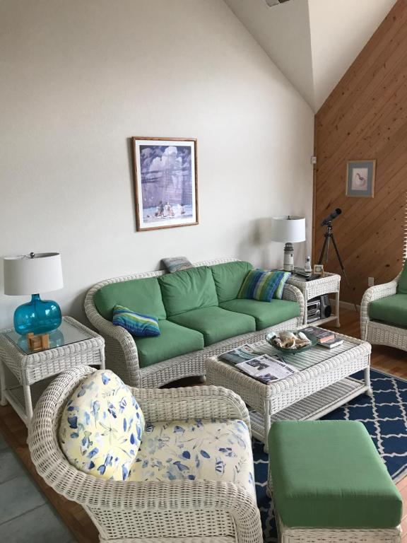 Posezení v ubytování Pets OK Rest A Shored A Secure and Comfortable Home Flat Screen T Vs In All Rooms Fully Stocked With Plenty Of Amenities Private Inground Pool Gas Fireplace Rents Sat to Sat Full Weeks only